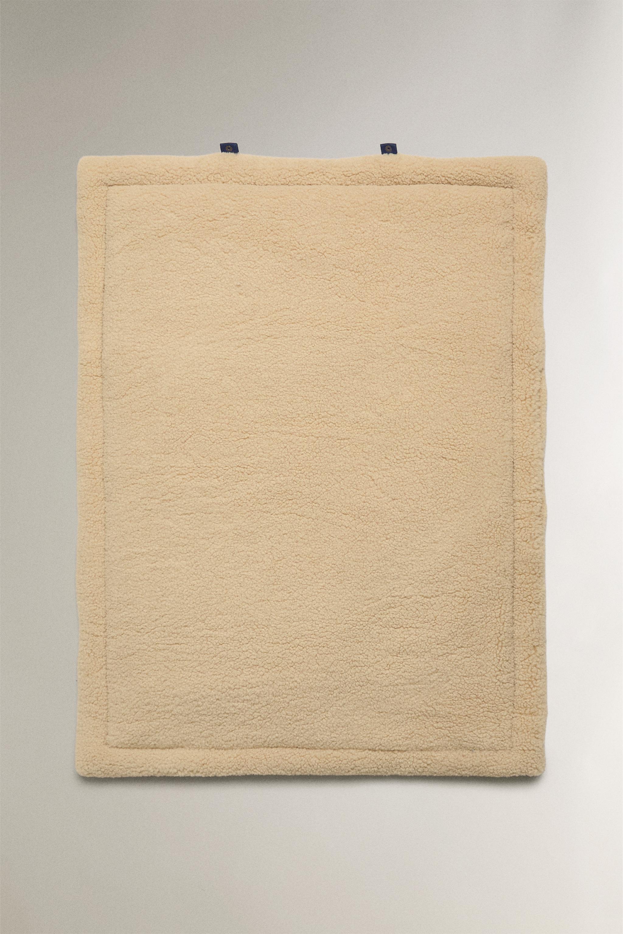 ROLL-UP PET FLOOR BLANKET